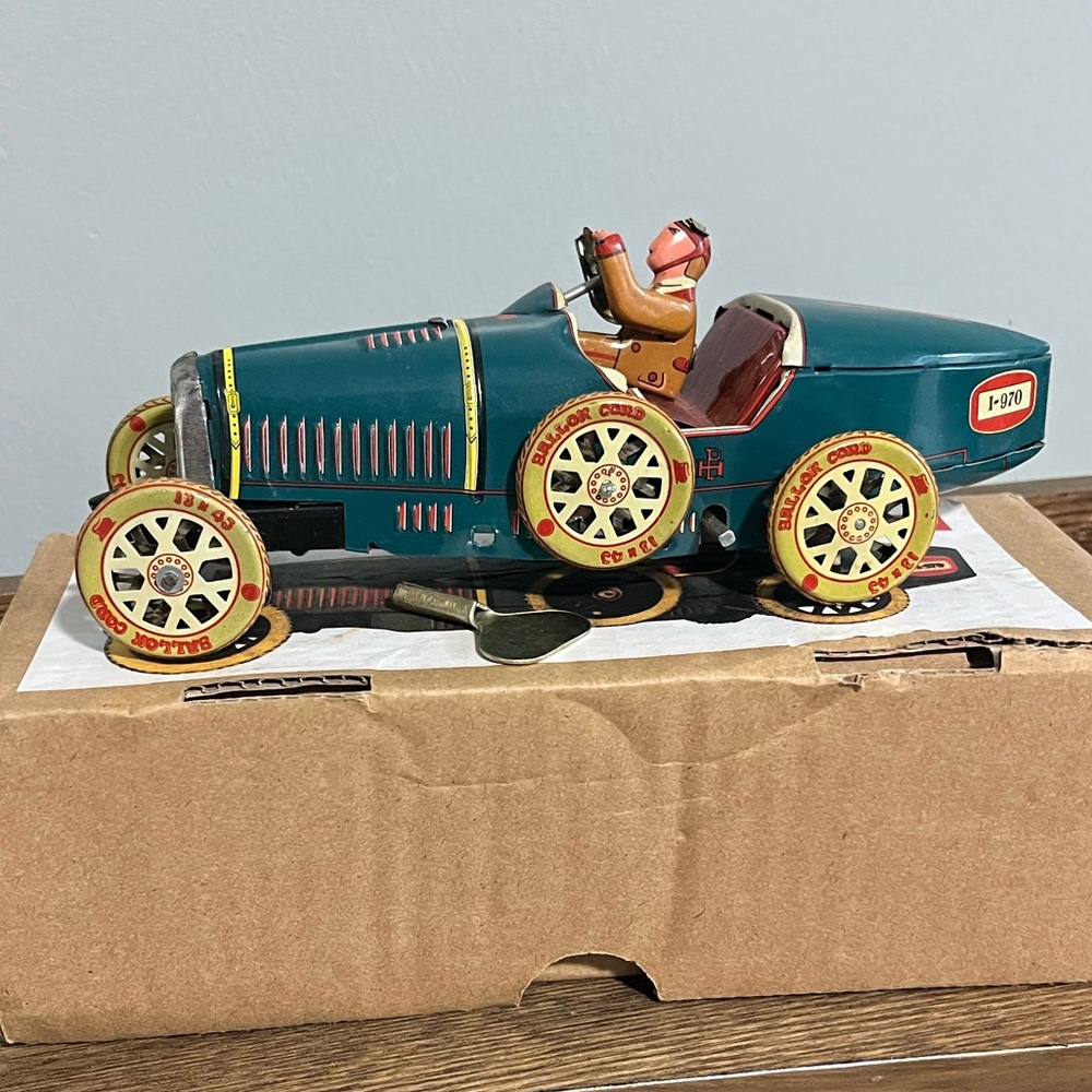 🌸 New Vintage Inspired Key Turner Race Car